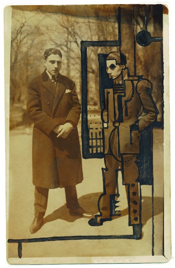 Victor Brauner și Ilarie Voronca în fața Grădinilor Cișmigiu